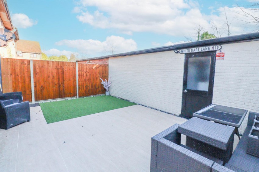 Images for Fallowfield, Yateley